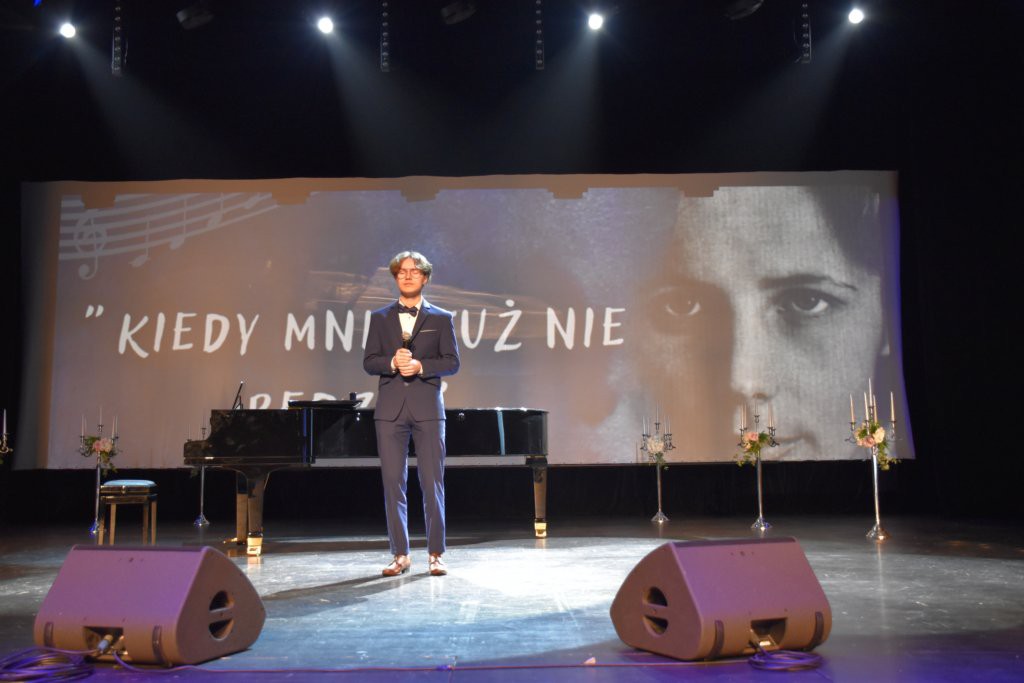 fotorelacja_z_konkursu_wokalnego__kiedy_mnie_ju_nie_bdzie_powiconego_tworczoci_agnieszki_osieckiej_35_20220406_1585070702